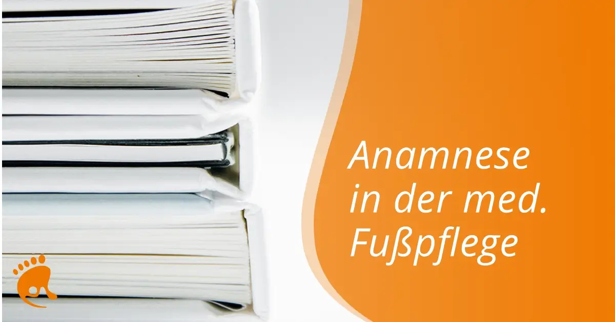 Ein Stapel dicker Dokumente oder Ordner auf der linken Seite mit einem orangefarbenen Abschnitt auf der rechten Seite, der den deutschen Text anzeigt: Anamnese in der med. Fußpflege