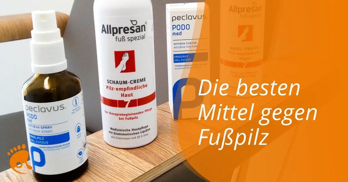 Vier Fußpflegeprodukte von Peclavus und Allpresan auf Holzablage, daneben Text 'Die besten Mittel gegen Fußpilz' in weiß auf orangefarbenem Hintergrund