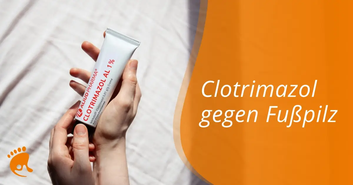 Die Hände halten eine Tube Clotrimazol 1% Creme; rechts daneben steht ein deutscher Text: Clotrimazol gegen Fußpilz