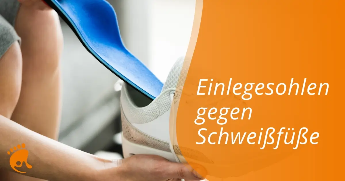 Hand beim Einlegen einer blauen Einlegesohle in einen weißen Turnschuh. Auf der rechten Seite befindet sich ein orangefarbenes Overlay mit einem weissen Text in Deutsch: Einlegesohlen gegen Schweißfüße