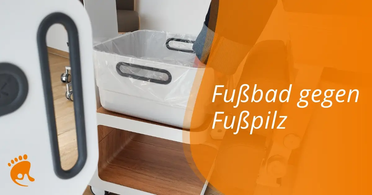 Weißer Kunststoffkorb mit Griffen auf einem Holzregal, daneben ein oranger Bereich mit dem Text 'Fußbad gegen Fußpilz'.