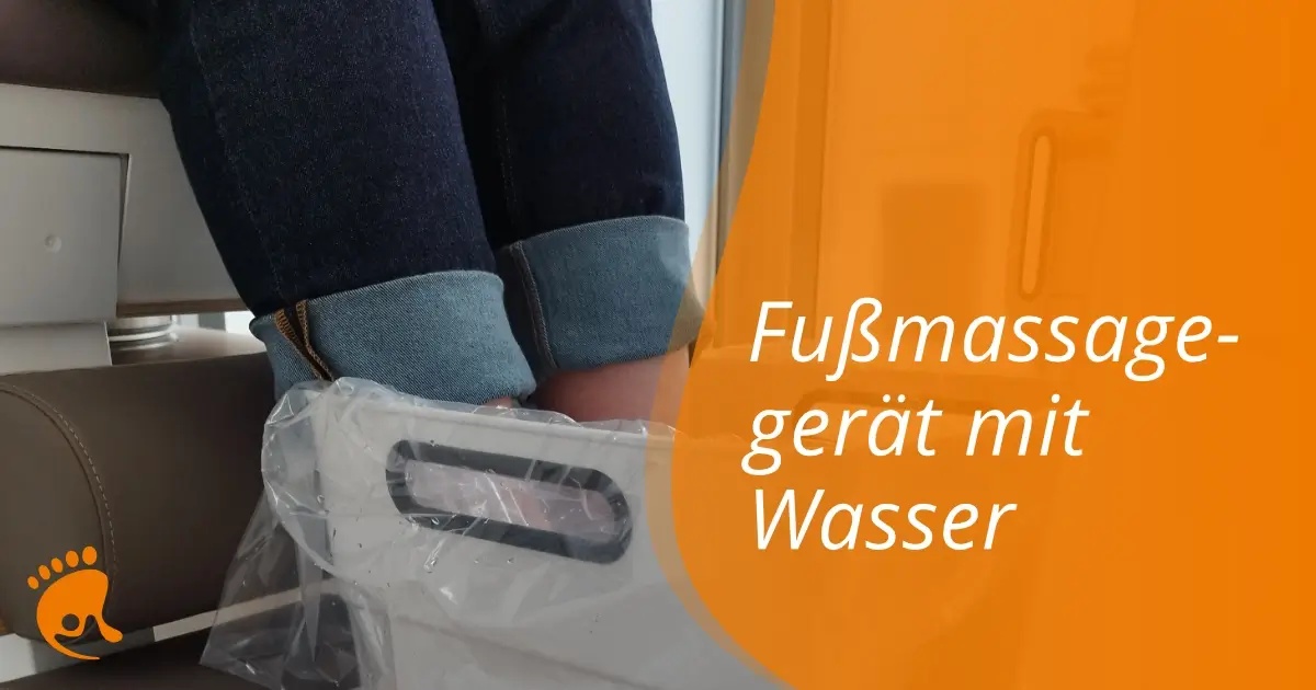 Füße in einem weißen Fußmassagegerät, umhüllt von einer durchsichtigen Plastiktüte, auf hellem Boden, daneben Text 'Fußmassagegerät mit Wasser' in weiß auf orangefarbenem Hintergrund.
