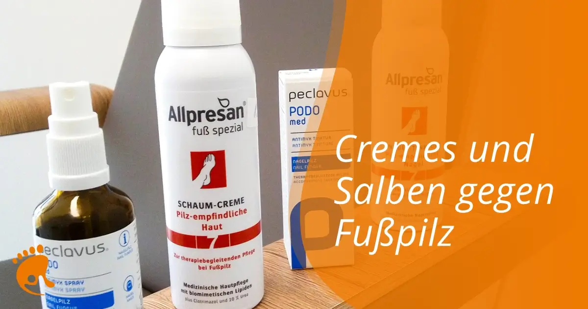 Vier Fußpflegeprodukte von Peclavus und Allpresan auf Holzablage, daneben Text 'Die besten Mittel gegen Fußpilz' in weiß auf orangefarbenem Hintergrund