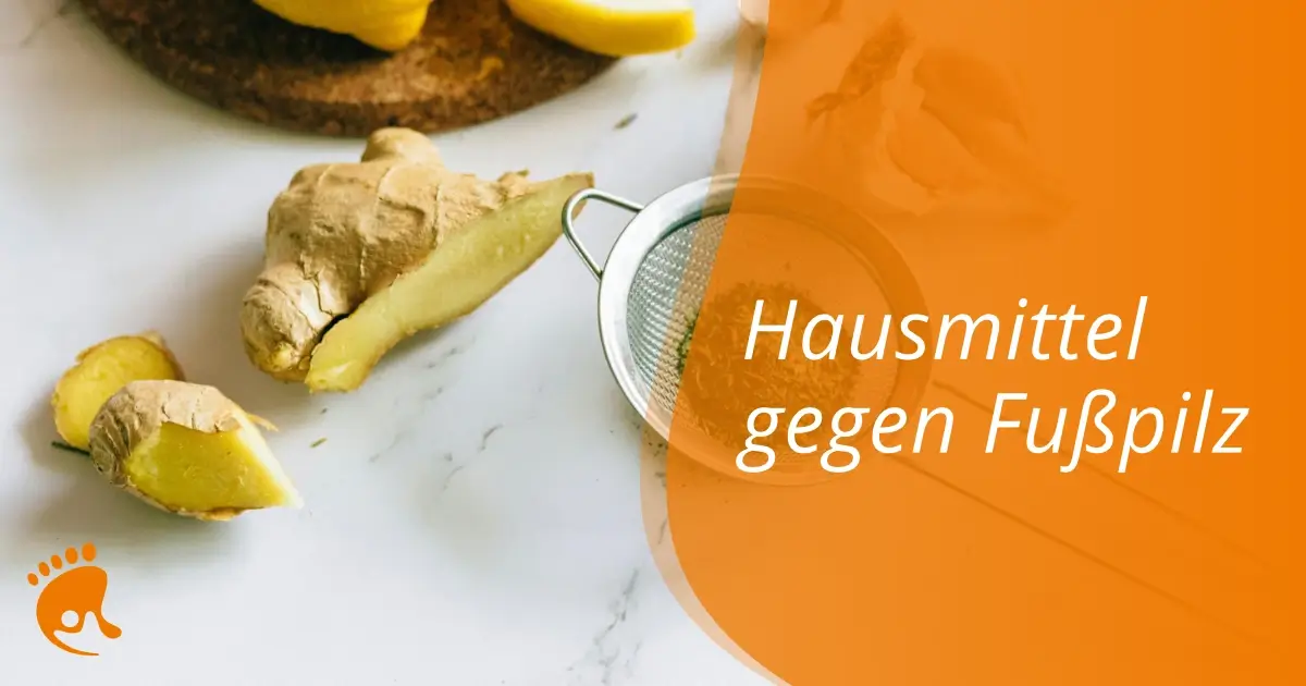 Ein Sieb mit grünen Kräutern, Knoblauchzehen, Ingwer und Zitronenscheiben weist auf natürliche Hausmittel gegen Fußpilz hin. Der Text auf Deutsch lautet: Hausmittel gegen Fußpilz auf orangefarbenem Hintergrund.