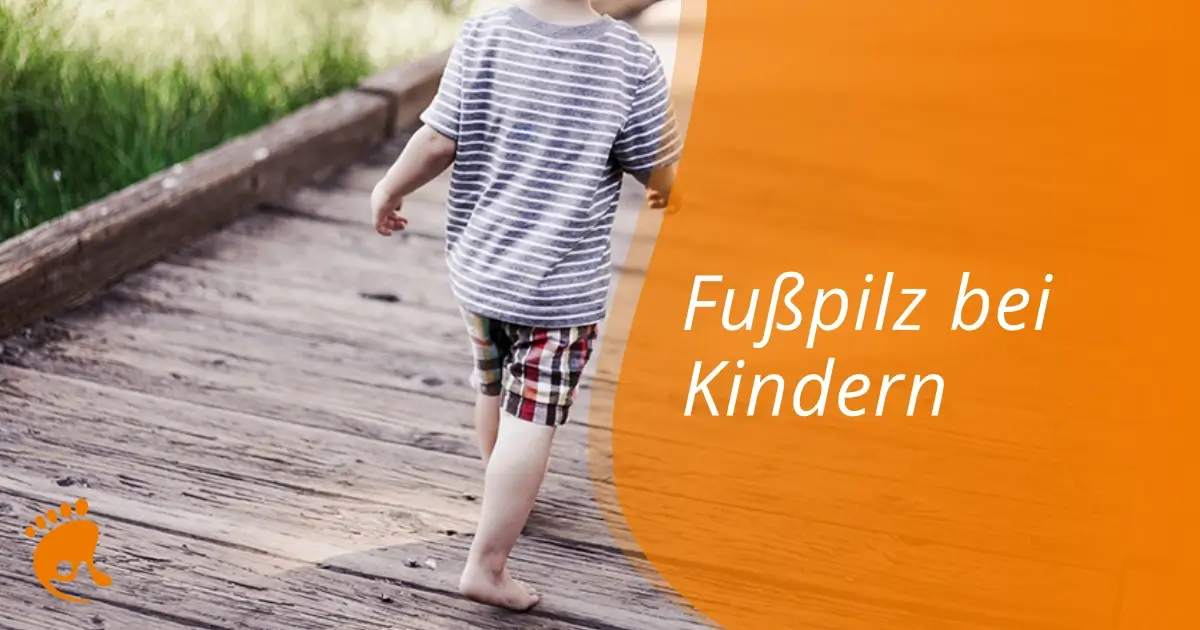 Ein junges Kind läuft auf einer Holzbrücke im Freien. Rechts steht auf einem orangefarbenen Overlay: Fußpilz bei Kindern