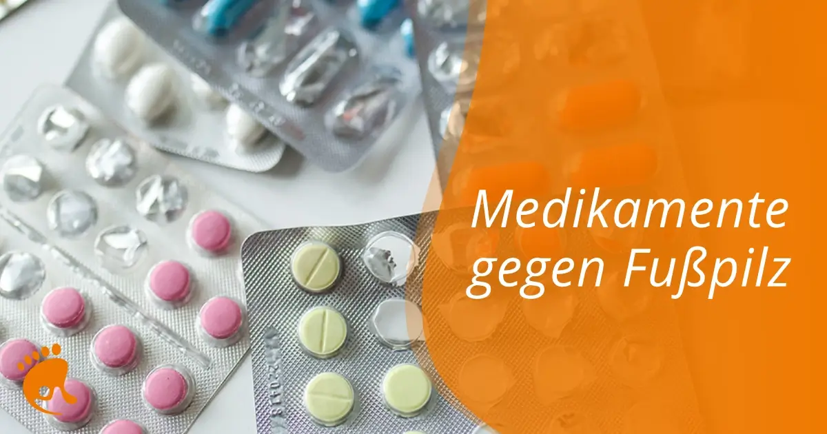 Verschiedene Tabletten in Blisterverpackungen, teilweise leer, mit orangefarbenem Bereich und Text 'Medikamente gegen Fußpilz'