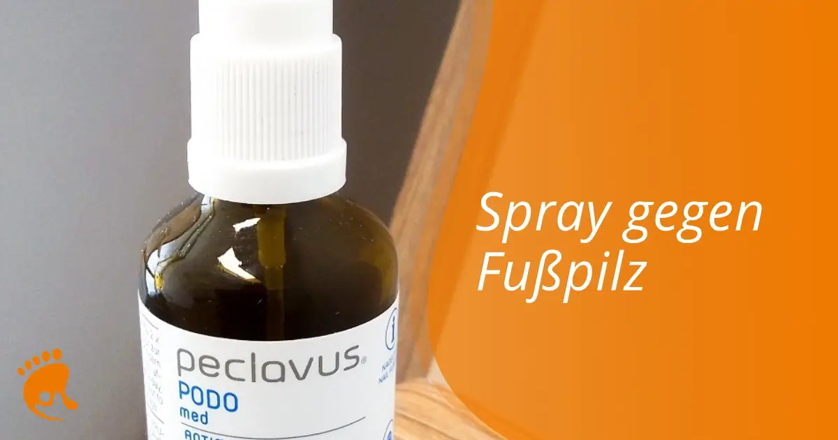 Braune Sprühflasche mit weißem Aufsatz und Etikett 'peclavus podo med', daneben weißer Text 'Spray gegen Fußpilz' auf orangefarbenem Hintergrund.