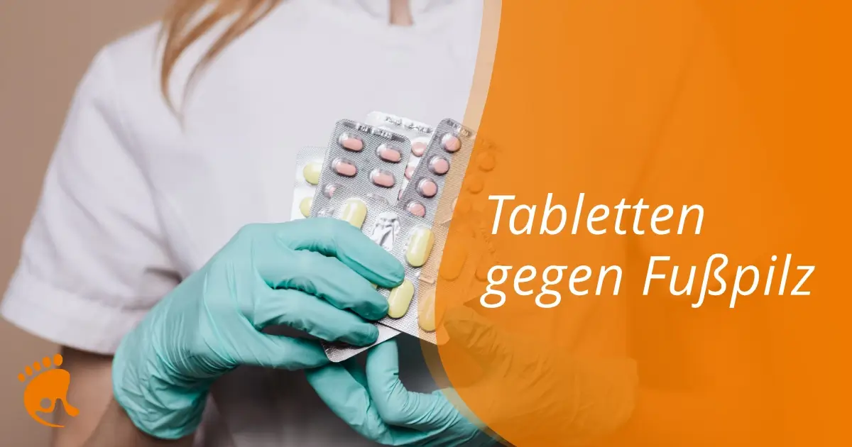 Hand mit grünem Einmalhandschuh hält mehrere Tablettenblister, Text 'Tabletten gegen Fußpilz' auf orangefarbenem Hintergrund
