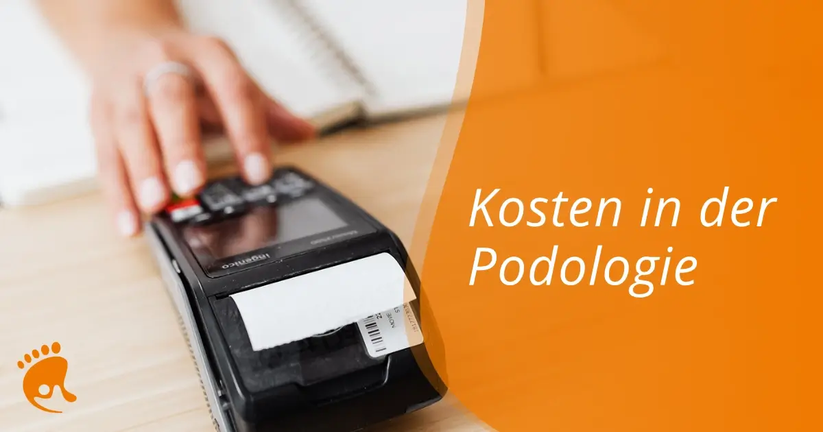 Eine Hand bedient ein Kartenlesegerät auf einem Holztisch; daneben ein Textfeld mit „Kosten in der Podologie“ auf orangefarbenem Hintergrund.