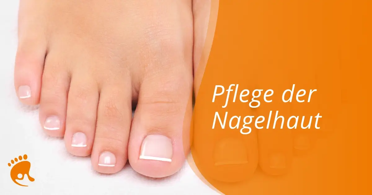 Nahaufnahme von gepflegten Zehennägeln mit gesunder Nagelhaut auf hellem Hintergrund. Auf der rechten Seite befindet sich ein orangefarbener Bereich mit dem deutschen Text: Pflege der Nagelhaut