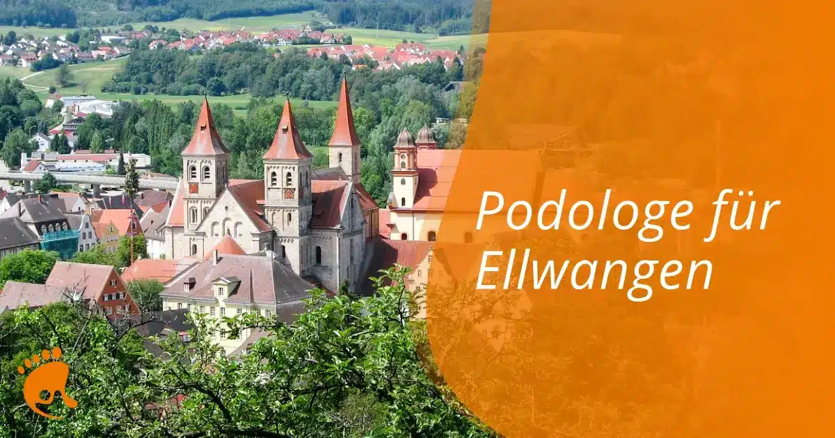 Ansicht von Ellwangen mit historischen Gebäuden und grünen Hügeln, überlagert von orangefarbenem Text: Podologe für Ellwangen