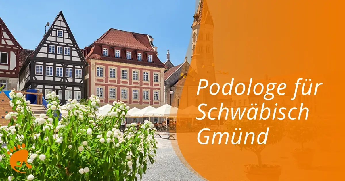 Bunte Fachwerkhäuser und eine Kirche schmücken einen sonnigen Schwäbisch Gmünder Platz mit blühenden weißen Blumen; rechts ein Text auf orangenem Hintergrund: Ihr Podologe für Schwäbisch Gmünd