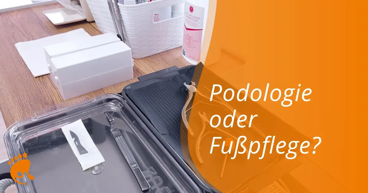 Offene schwarze Fußpflegeset-Box auf Holztisch, daneben weiße Kartons und ein weißer Korb, Text 'Podologie oder Fußpflege?' auf orangefarbenem Hintergrund