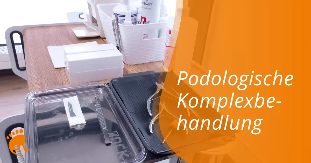 Behandlungsraum mit medizinischen Instrumenten auf Tablett und Schriftzug 'Podologische Komplexbehandlung' auf orangefarbenem Hintergrund