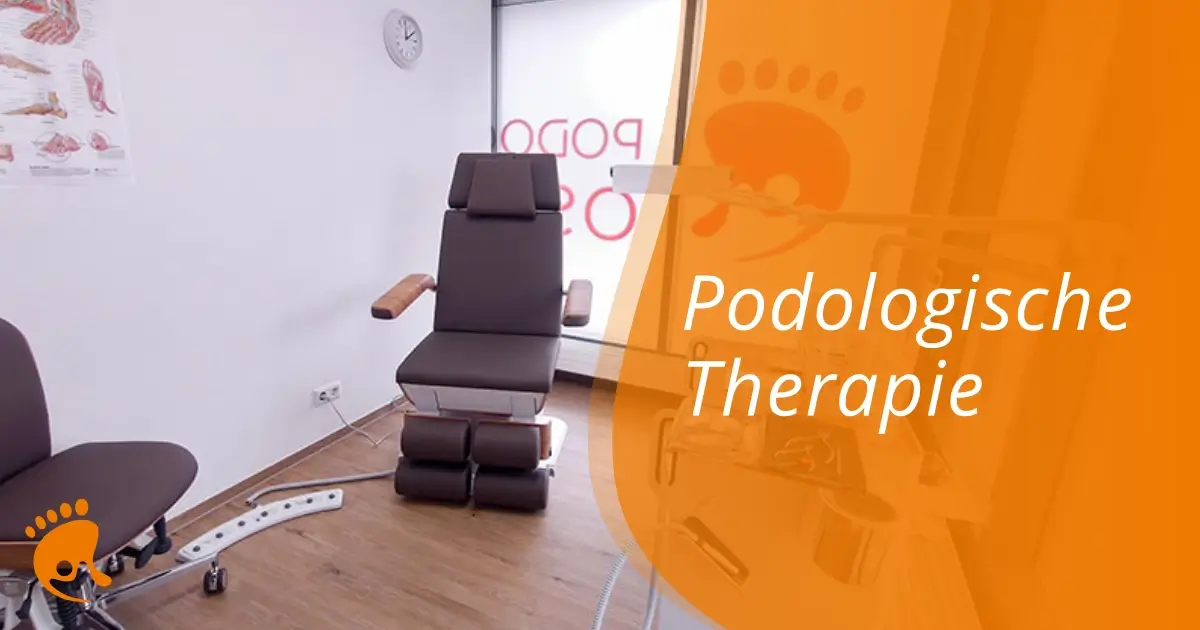 Behandlungsstuhl mit Armlehnen in einem Raum mit Holzboden, daneben ein Stuhl, im Vordergrund orangefarbener Bereich mit weißem Text 'Podologische Therapie' und Fußabdruck-Logo.