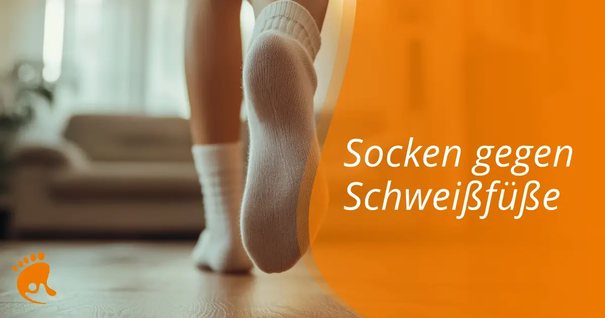Eine Person in weißen Socken steht auf Zehenspitzen in einem Haus. Der Text auf orangefarbenem Hintergrund lautet: Socken gegen Schweißfüße