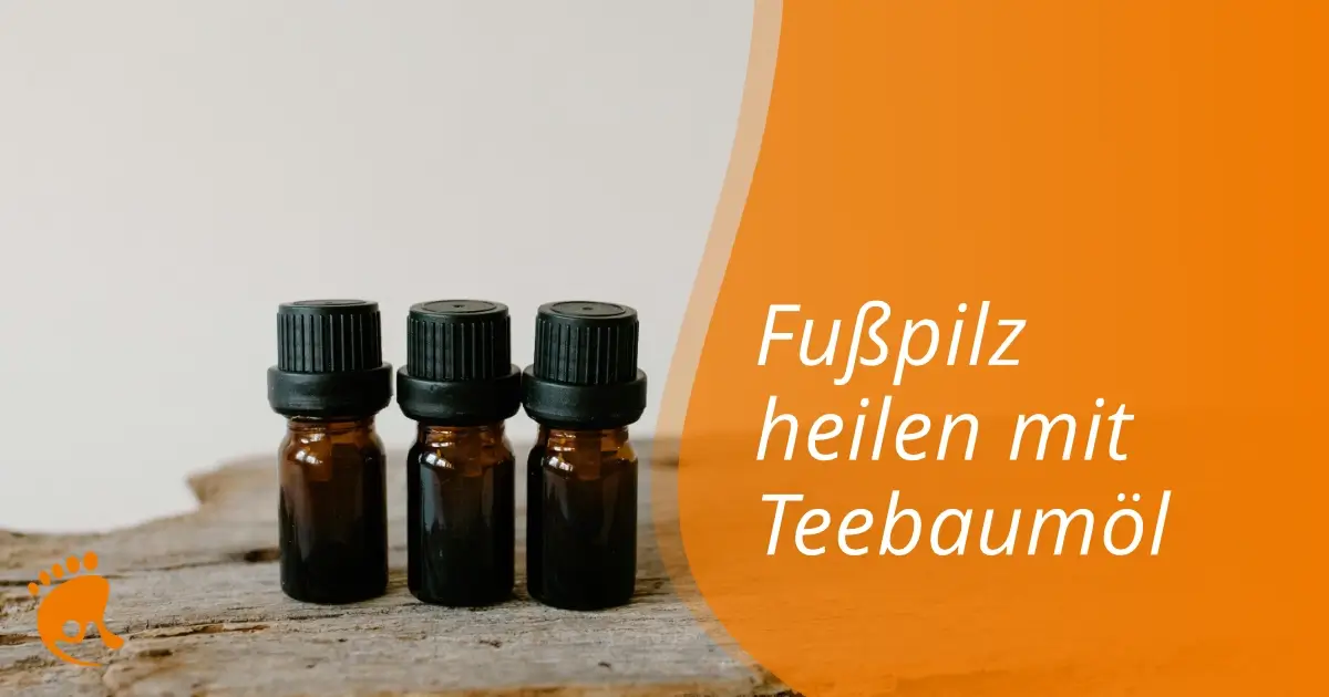 Drei kleine braune Glasflaschen mit schwarzen Verschlüssen sind auf einem Stück Holz platziert. Das Bild zeigt einen deutschen Text auf orangefarbenem Hintergrund welcher lautet: Fußpilz heilen mit Teebaumöl