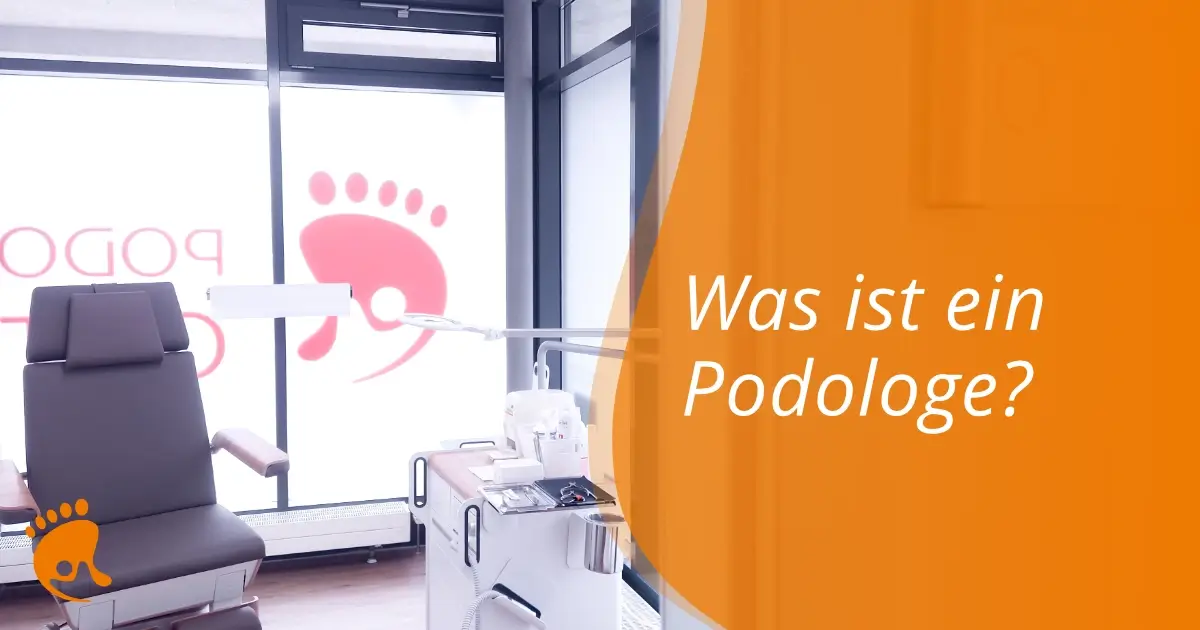 Behandlungsstuhl und medizinisches Gerät vor Fenster mit rotem Fußabdruck und Schriftzug, rechts orangener Bereich mit Text 'Was ist ein Podologe?'