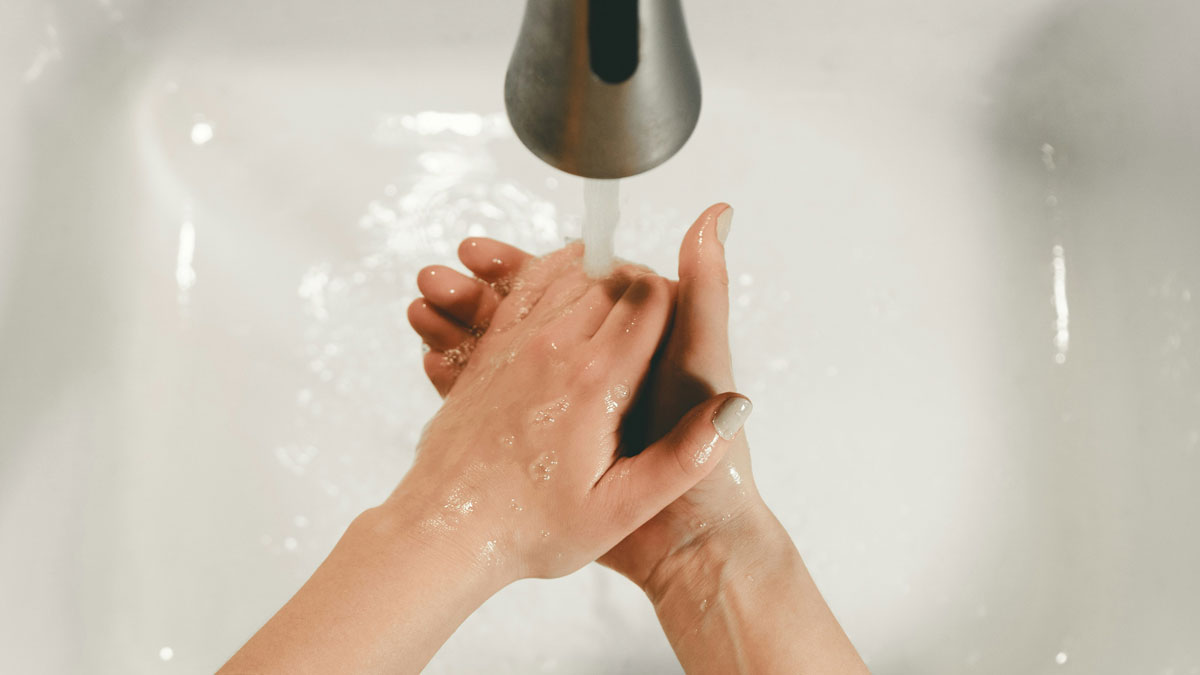 Hände nach dem Auftragen der Fußpilz Cremes oder Salben gründlich waschen.